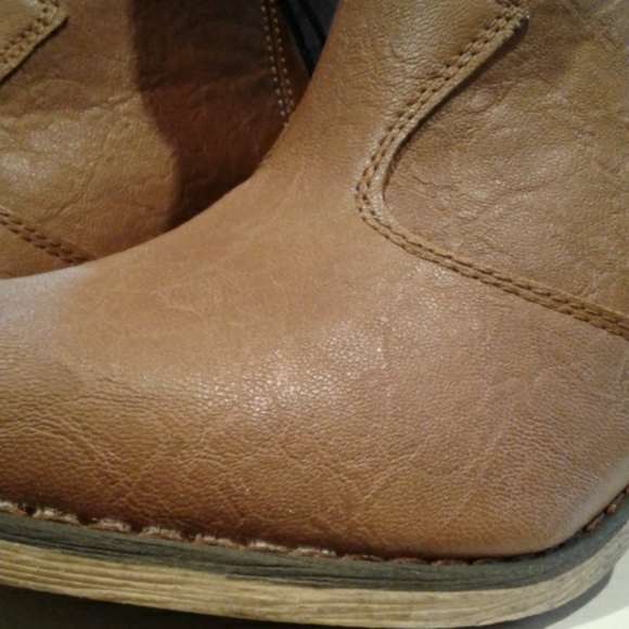 Boots - Picture 3 of 8